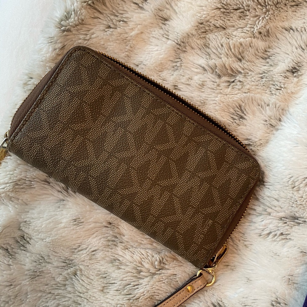Michael Kors wristlet wallet